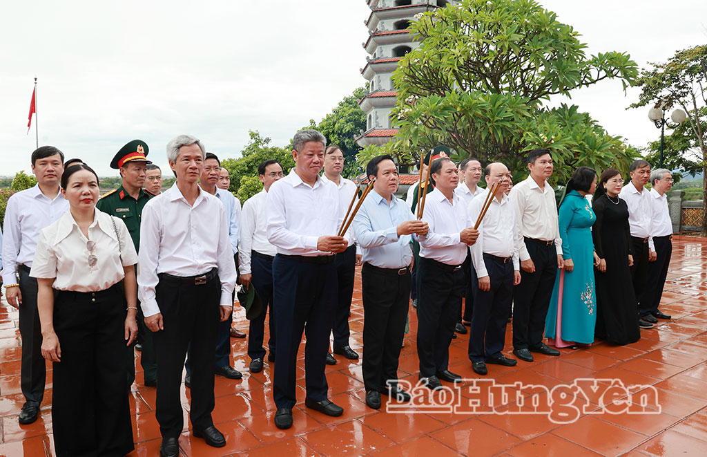 Đoàn đại biểu Tỉnh ủy, HĐND, UBND, Ủy ban MTTQ Việt Nam tỉnh dâng hương, dâng hoa tại Đền tưởng niệm liệt sĩ Trường Sơn - Bến phà Long Đại.