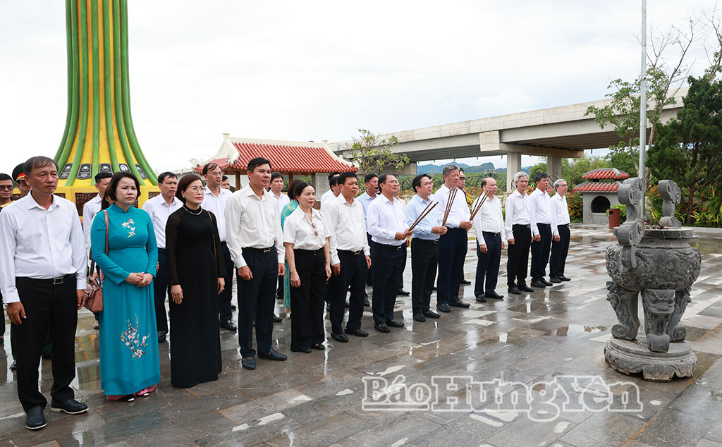 Đoàn đại biểu Tỉnh ủy, HĐND, UBND, Ủy ban MTTQ Việt Nam tỉnh dâng hương, dâng hoa tại Khu tưởng niệm nơi hy sinh của 16 thanh niên xung phong tại Bến phà II Long Đại.