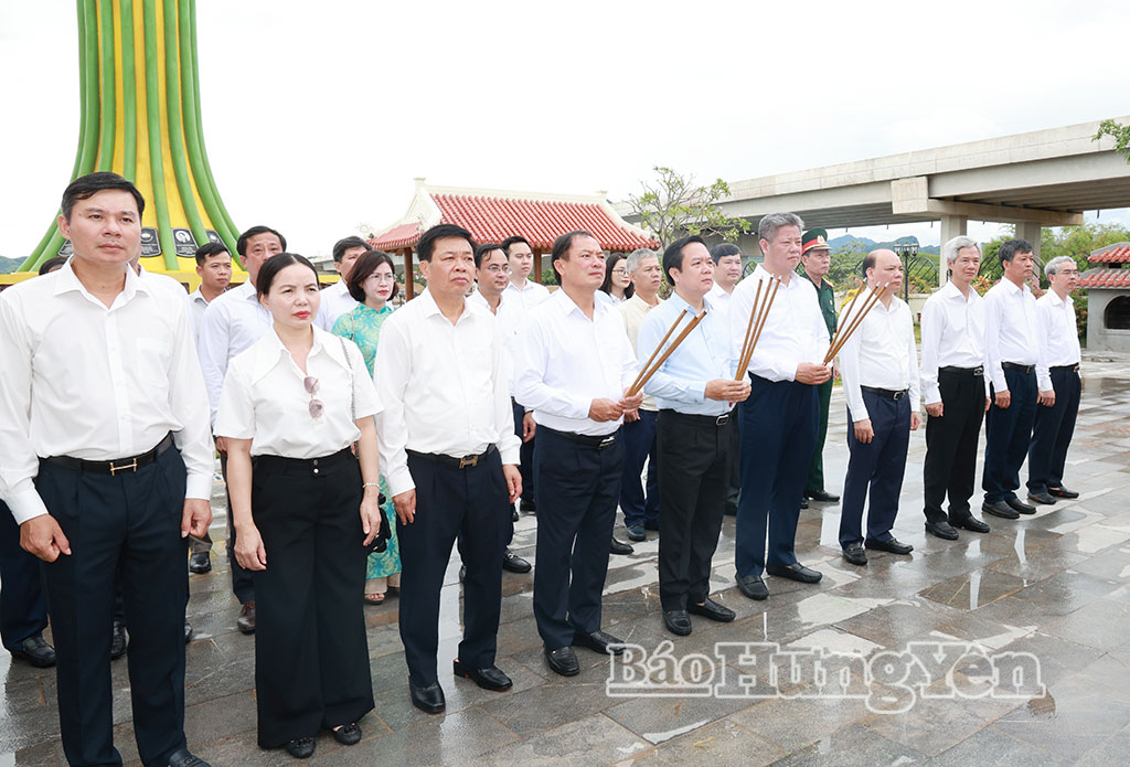 Đoàn đại biểu Tỉnh ủy, HĐND, UBND, Ủy ban MTTQ Việt Nam tỉnh dâng hương, dâng hoa tại Khu tưởng niệm nơi hy sinh của 16 thanh niên xung phong tại Bến phà II Long Đại.
