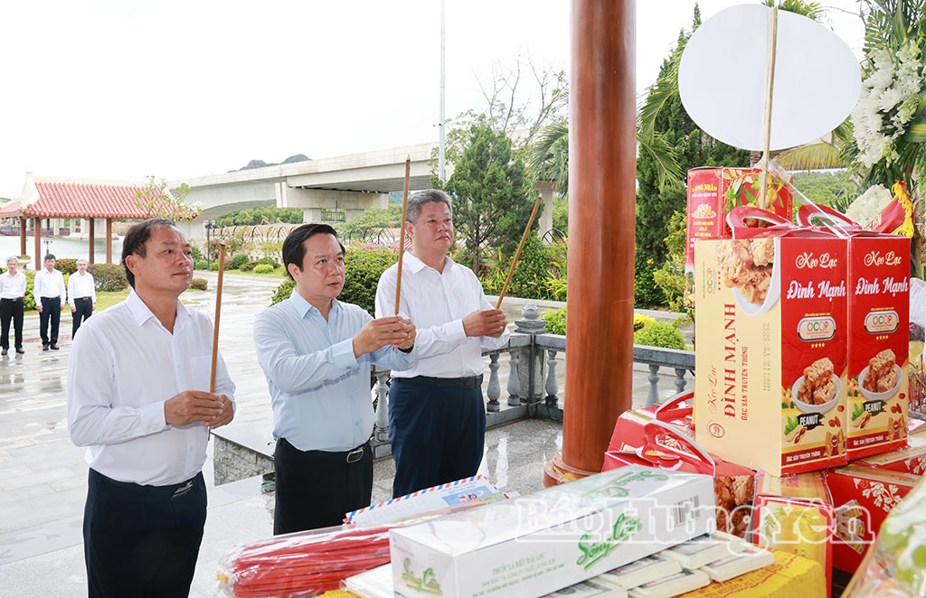 Các đồng chí Thường trực Tỉnh ủy dâng hương, dâng hoa tại Khu tưởng niệm nơi hy sinh của 16 thanh niên xung phong tại Bến phà II Long Đại.