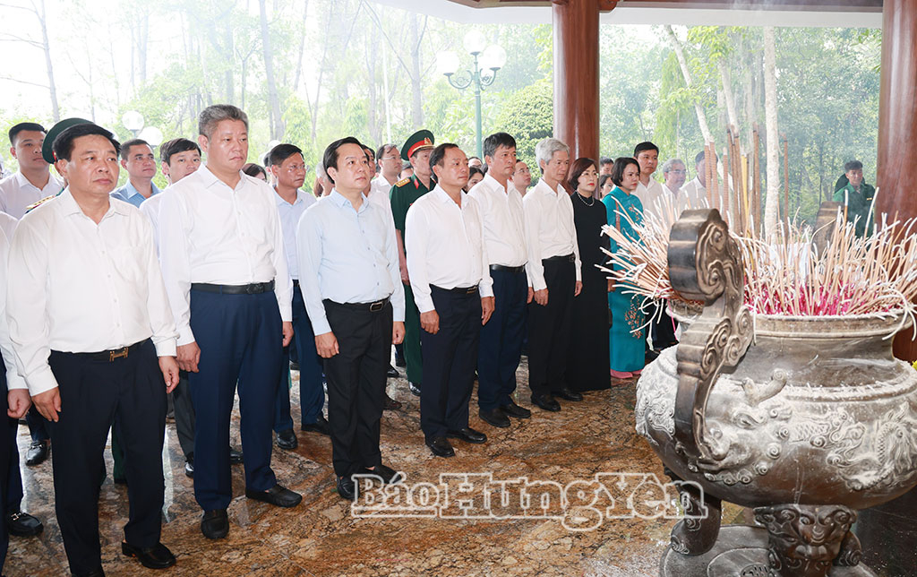 Đoàn đại biểu Tỉnh ủy, HĐND, UBND, Ủy ban MTTQ Việt Nam tỉnh dâng hương, dâng hoa tại Nhà bia tưởng niệm các liệt sĩ thanh niên xung phong toàn quốc, Khu di tích lịch sử cấp quốc gia đặc biệt Ngã ba Đồng Lộc (Hà Tĩnh).