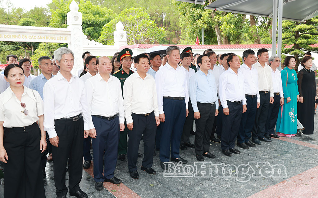 Đoàn đại biểu Tỉnh ủy, HĐND, UBND, Ủy ban MTTQ Việt Nam tỉnh Hưng Yên dâng hương, dâng hoa tưởng niệm 10 nữ thanh niên xung phong tại Khu di tích lịch sử cấp quốc gia đặc biệt Ngã ba Đồng Lộc.