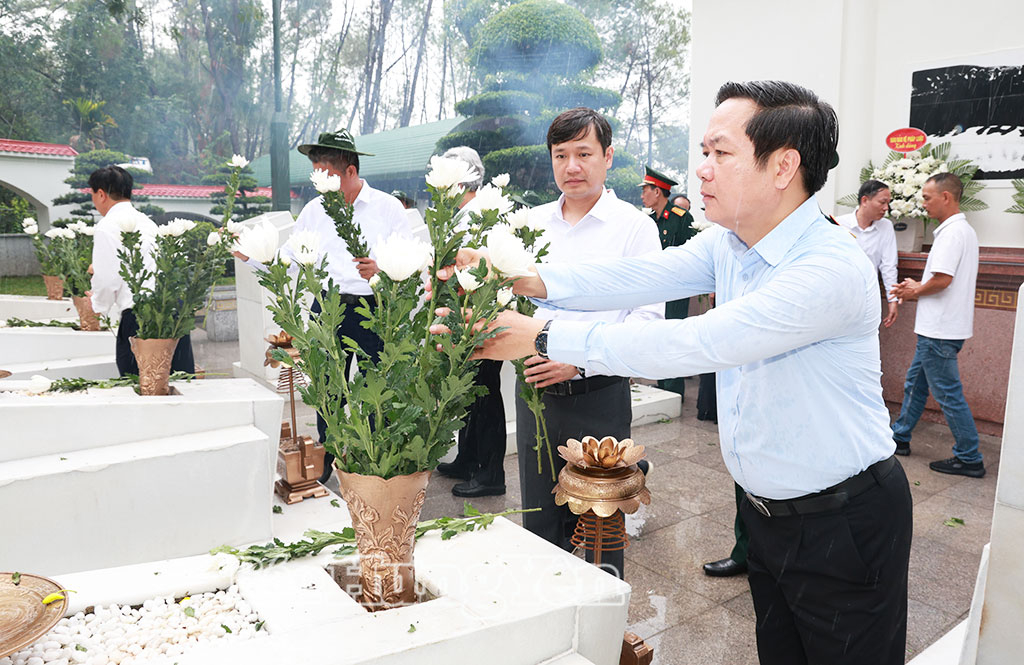 Đồng chí Phạm Quang Ngọc, Ủy viên Ban Chấp hành Trung ương Đảng, Bí thư Tỉnh ủy dâng hoa tại khu mộ 10 nữ thanh niên xung phong tại Khu di tích lịch sử cấp quốc gia đặc biệt Ngã ba Đồng Lộc.