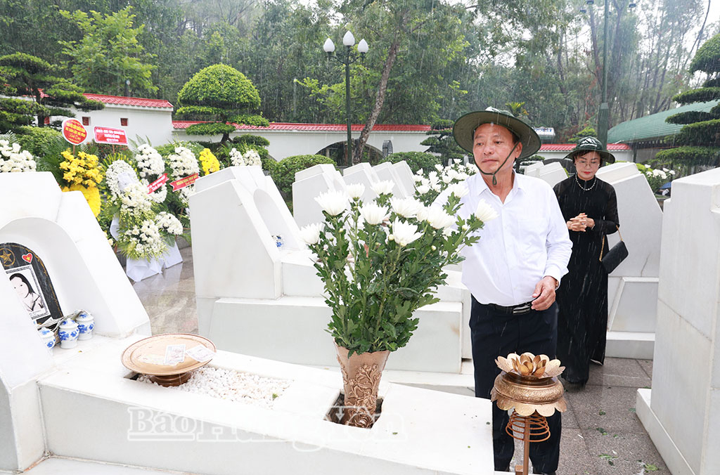 Đồng chí Trần Quốc Văn, Phó Bí thư Tỉnh ủy, Chủ tịch HĐND tỉnh  dâng hoa tại khu mộ 10 nữ thanh niên xung phong tại Khu di tích lịch sử cấp quốc gia đặc biệt Ngã ba Đồng Lộc.