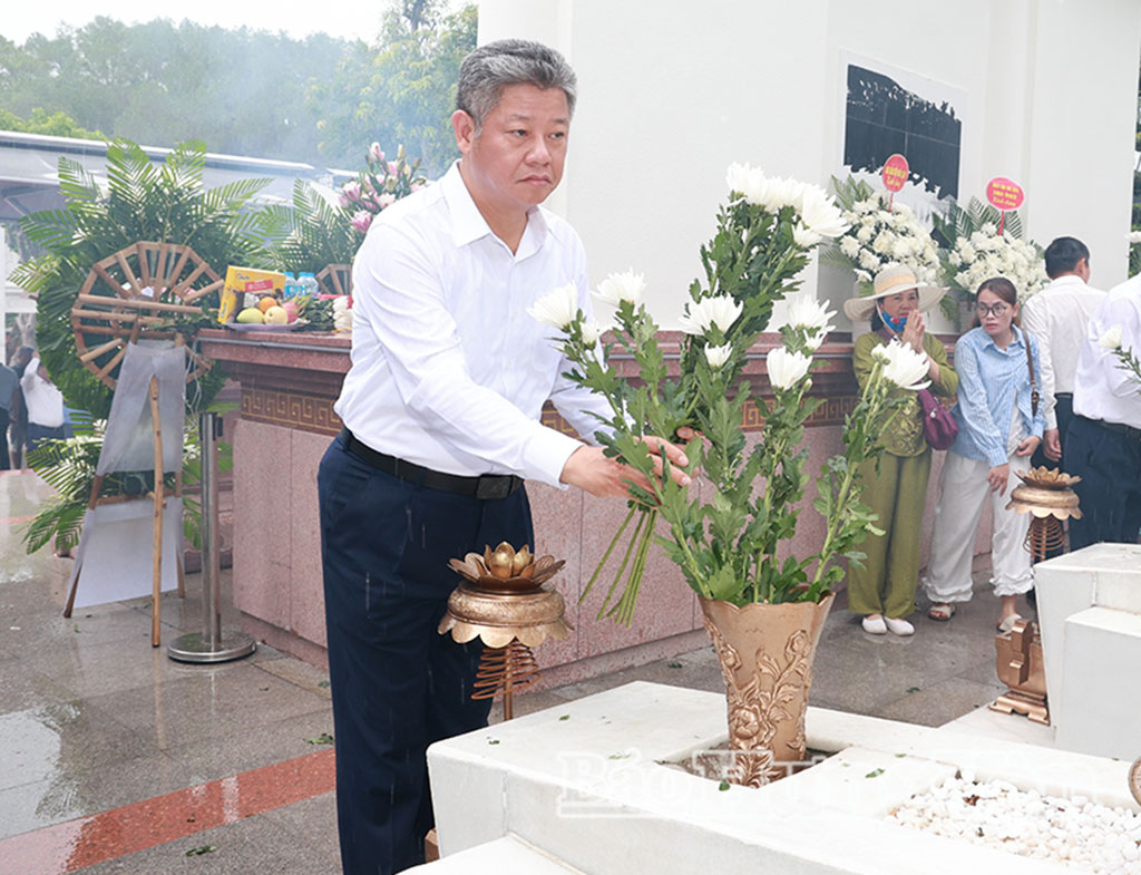 Đồng chí Nguyễn Mạnh Quyền, Phó Bí thư Tỉnh ủy, Chủ tịch UBND tỉnh dâng hoa tại khu mộ 10 nữ thanh niên xung phong tại Khu di tích lịch sử cấp quốc gia đặc biệt Ngã ba Đồng Lộc.