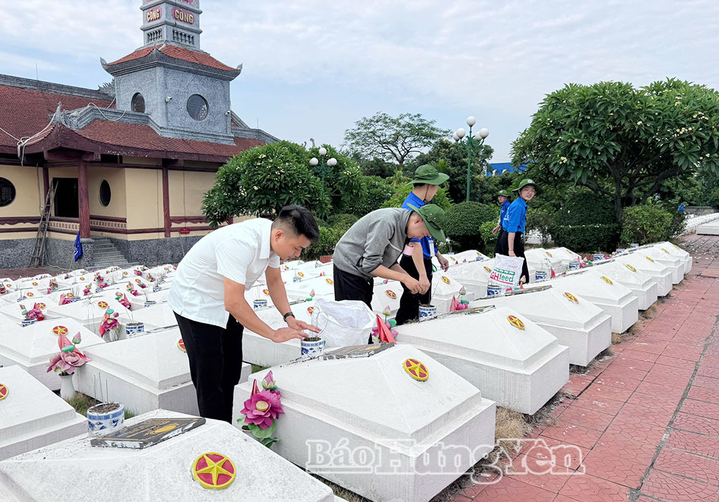 Đoàn viên, sinh viên tình nguyện chăm sóc, vệ sinh phần mộ các anh hùng liệt sĩ tại nghĩa trang liệt sĩ xã Lạc Đạo.