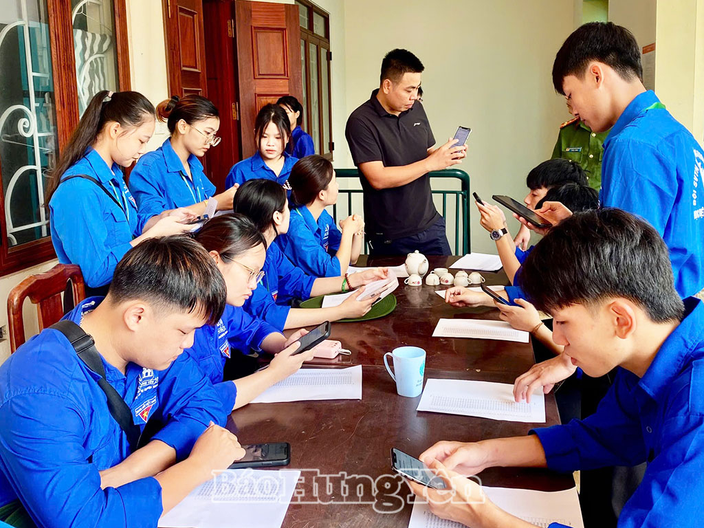 Tình nguyện viên hướng dẫn người dân cài đặt ứng dụng an sinh xã hội và thực hiện thủ tục hành chính trên môi trường điện tử.