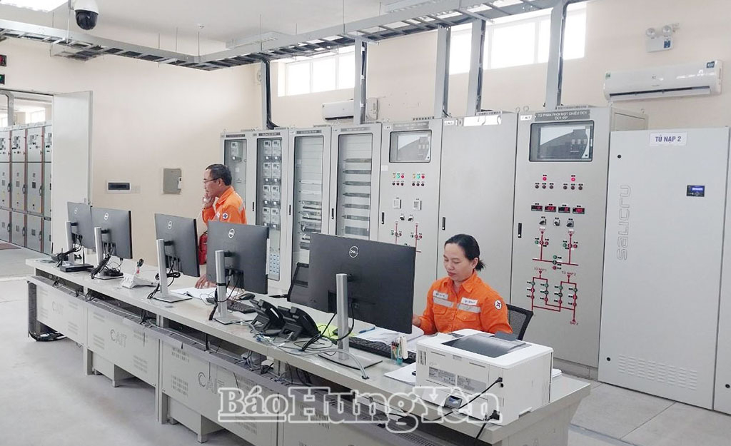 Nhân viên trực vận hành hệ thống điện tại TBA 110kV Kiến Xương.