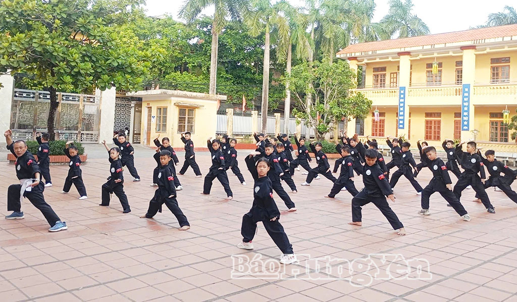Học sinh Trường Tiểu học Đông Hòa tham gia lớp võ thuật cổ truyền.