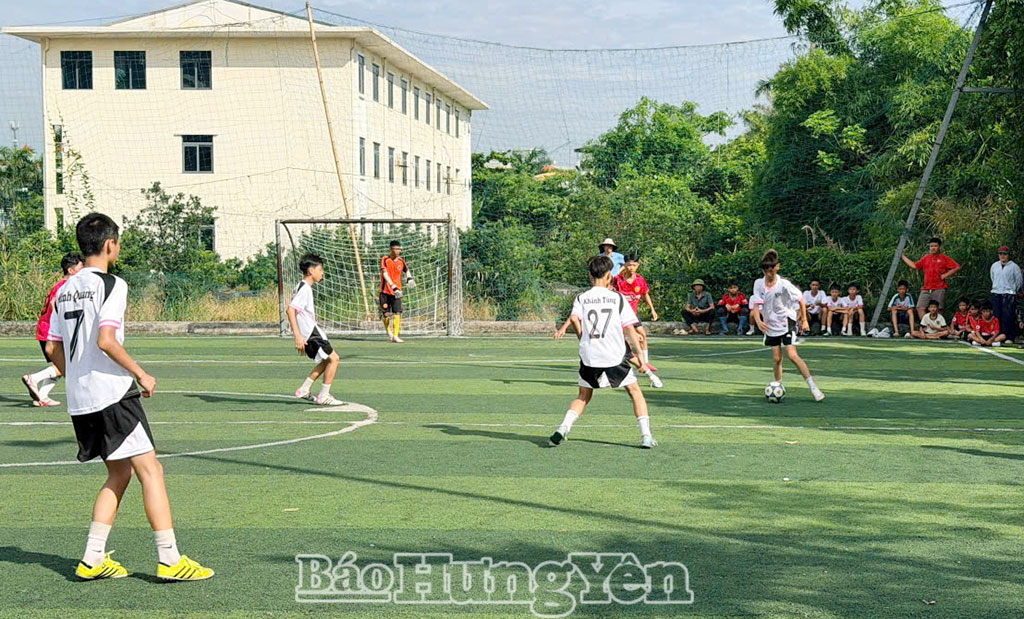 Các em học sinh tham gia giải bóng đá cấp phường.
