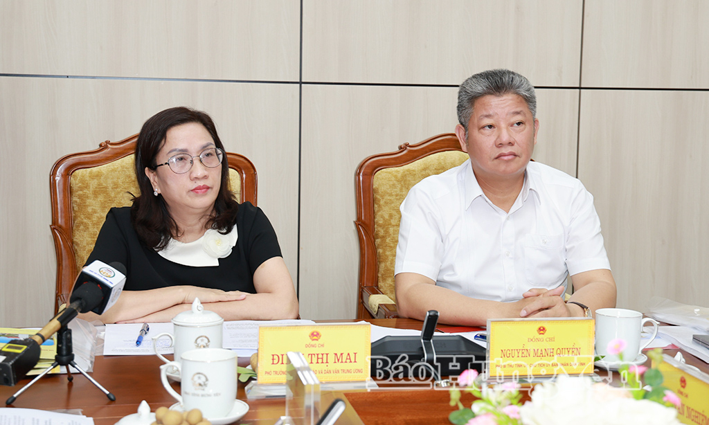 Các đồng chí: Đinh Thị Mai, Phó Trưởng ban Tuyên giáo và Dân vận Trung ương; Nguyễn Mạnh Quyền, Phó Bí thư Tỉnh ủy, Chủ tịch UBND tỉnh chủ trì hội nghị.