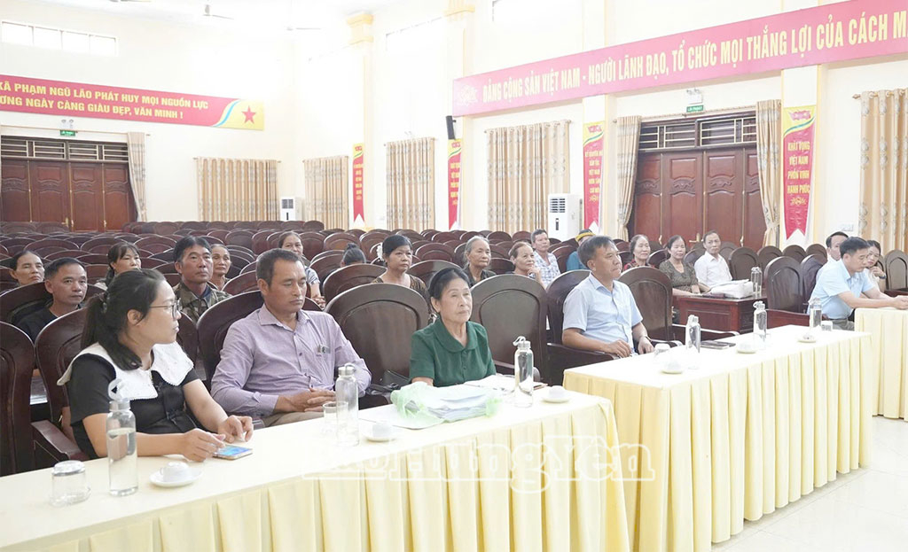 Các đại biểu và học sinh dự kiến ​​khai giảng lớp học truyền thông sa mạc.
