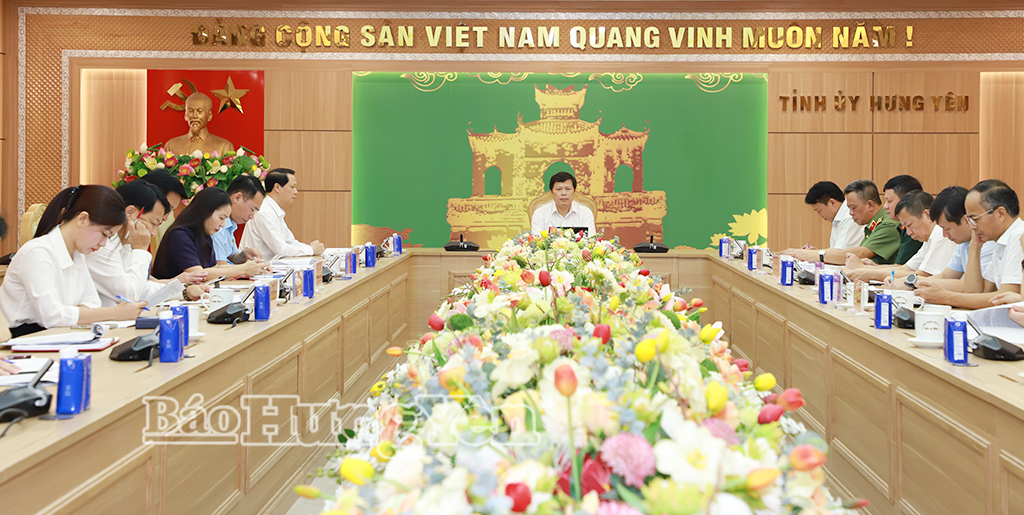 Đồng chí Trần Quốc Toản, Phó Bí thư Thường trực Tỉnh ủy, Chủ tịch Ủy ban MTTQ Việt Nam tỉnh và các đại biểu dự hội nghị tại điểm cầu tỉnh Hưng Yên.