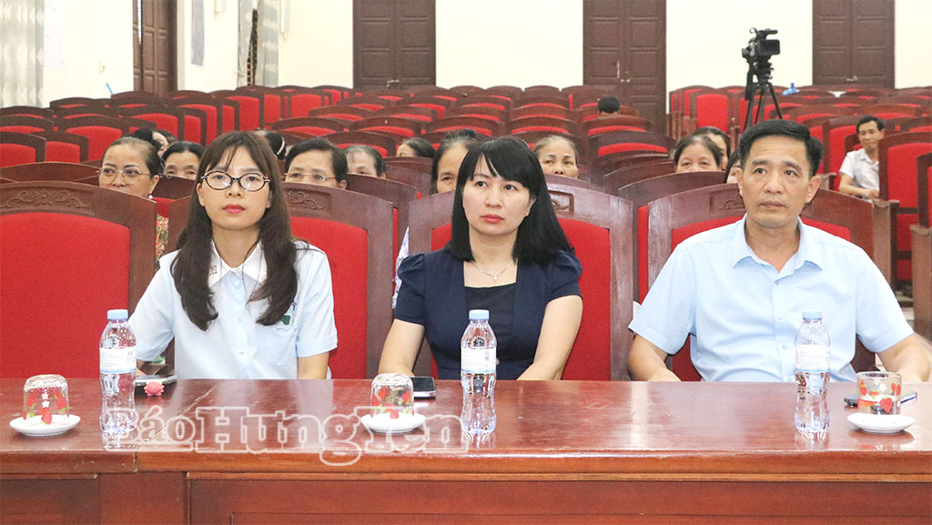 Các đại biểu dự khai mạc lớp truyền dạy nghệ thuật hát chèo tại xã Khoái Châu. 