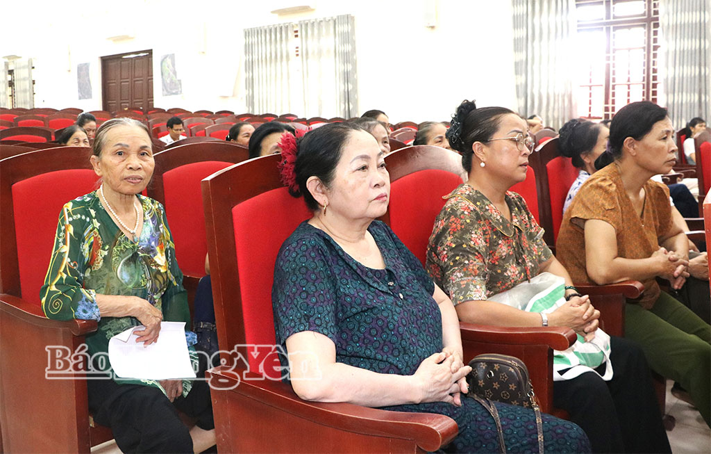 Các học viên tham gia lớp truyền dạy.