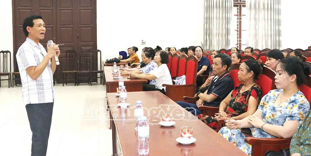Nghệ sĩ Nhà hát Chèo Hưng Yên truyền đạt kiến thức cho các học viên.