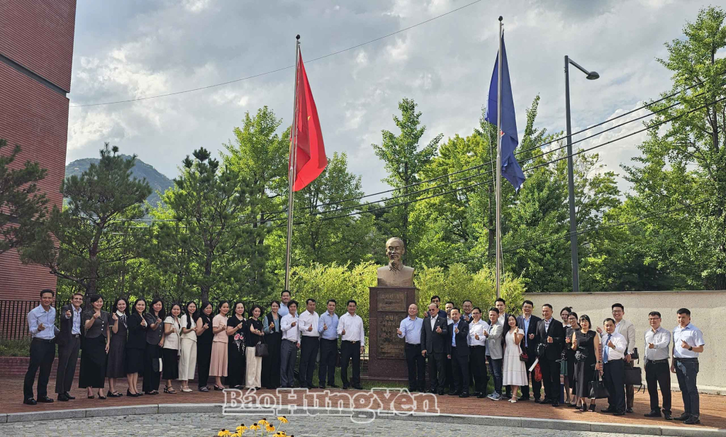 Đoàn công tác của tỉnh chụp ảnh lưu niệm tại Tượng đài Chủ tịch Hồ Chí Minh trong khuôn viên Đại sứ quán Việt Nam tại Hàn Quốc.