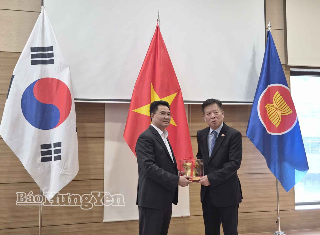 Đồng chí Phó Chủ tịch UBND tỉnh Lê Quang Hòa tặng quà lưu niệm cho đồng chí Vũ Hồ, Đại sứ đặc mệnh toàn quyền Việt Nam tại Hàn Quốc.
