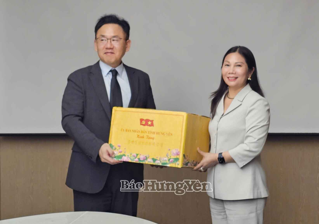 Đồng chí Phó Chủ tịch HĐND tỉnh Trần Thị Tuyết Hương tặng quà cho lãnh đạo Phòng Thương mại và Công nghiệp Hàn Quốc (KCCI).