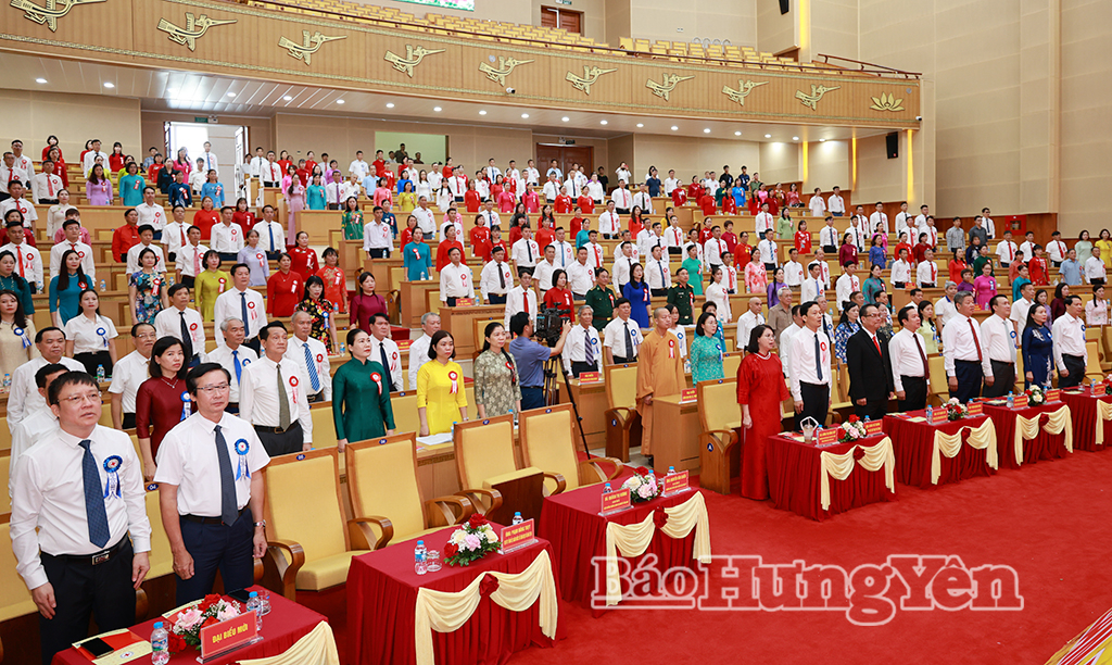 Các đại biểu thực hiện nghi thức chào cờ.