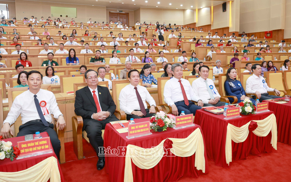 Các đồng chí: Phạm Quang Ngọc, Ủy viên Ban Chấp hành Trung ương Đảng, Bí thư Tỉnh ủy; Nguyễn Mạnh Quyền, Phó Bí thư Tỉnh ủy, Chủ tịch UBND tỉnh và các đại biểu dự Đại hội. 