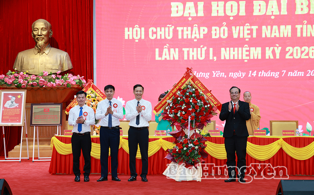 Đồng chí Vũ Thanh Lưu, Phó Chủ tịch Trung ương Hội Chữ thập đỏ Việt Nam tặng hoa chúc mừng Đại hội.