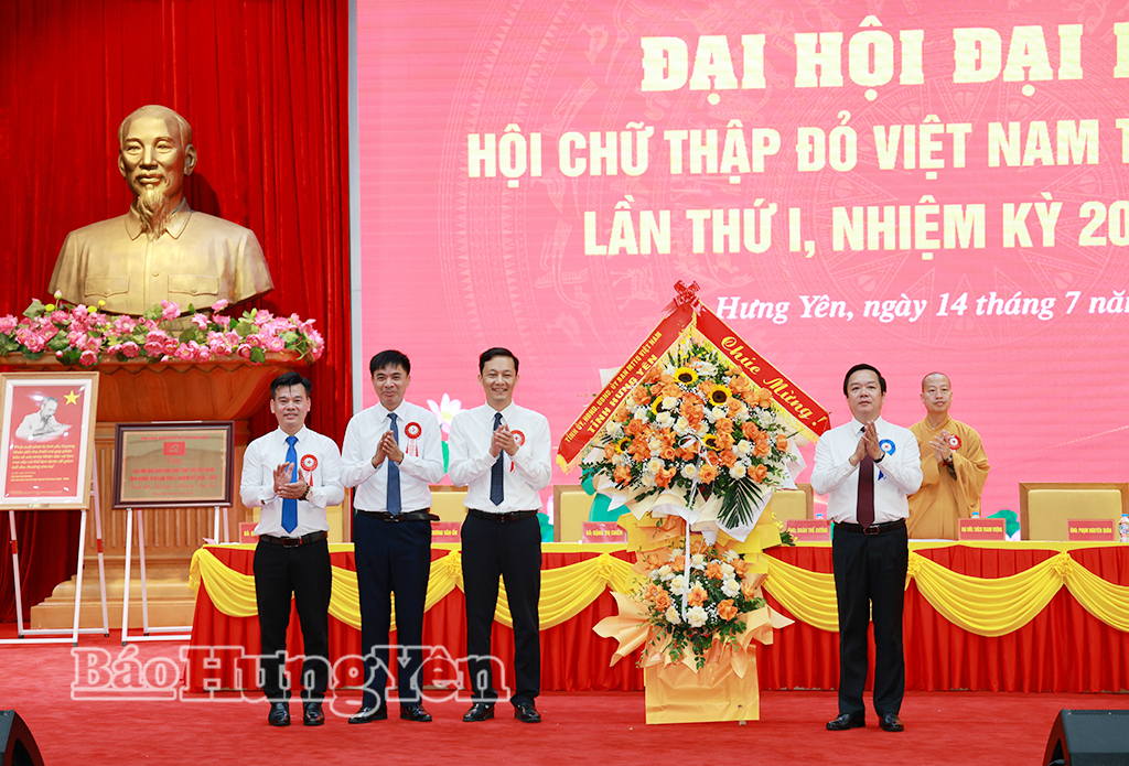 Đồng chí Phạm Quang Ngọc, Ủy viên Ban Chấp hành Trung ương Đảng, Bí thư Tỉnh ủy tặng hoa chúc mừng Đại hội.