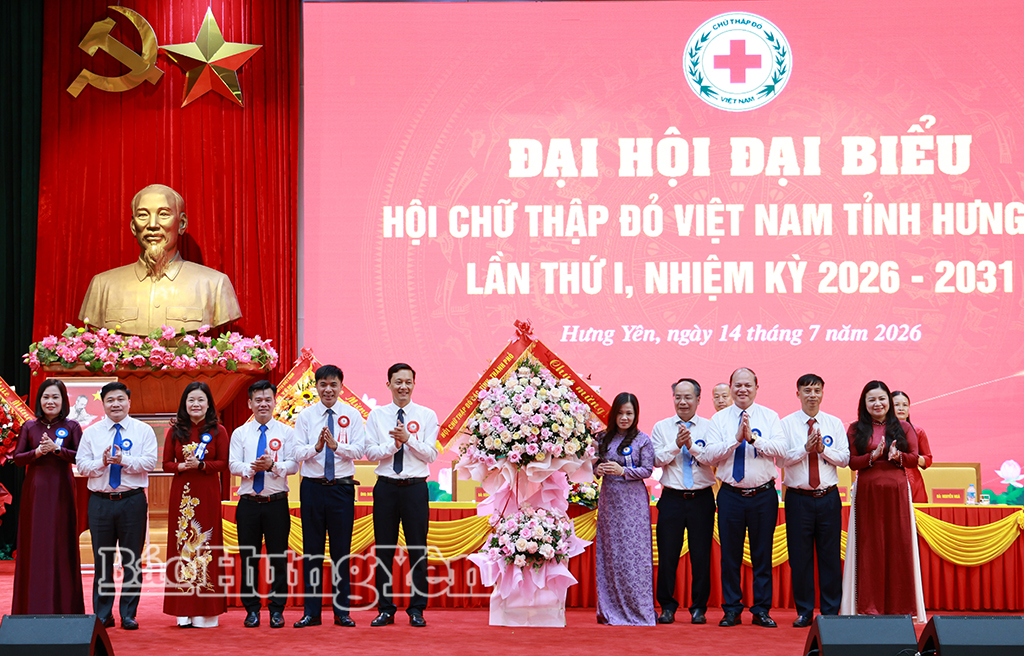 Lãnh đạo hội chữ thập đỏ các tỉnh, thành phố tặng hoa chúc mừng Đại hội.Quang cảnh đại hội.