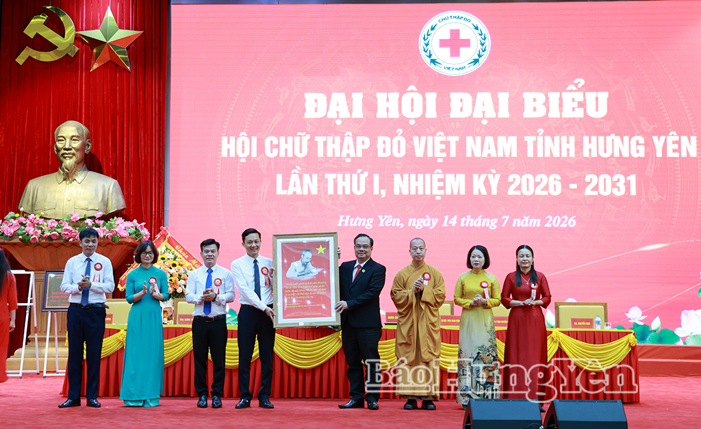 Đồng chí Vũ Thanh Lưu, Phó Chủ tịch Trung ương Hội Chữ thập đỏ Việt Nam trao bức tranh Chủ tịch Hồ Chí Minh tặng Đại hội.