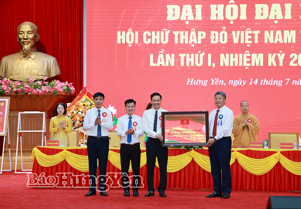 Đồng chí Nguyễn Mạnh Quyền, Phó Bí thư Tỉnh ủy, Chủ tịch UBND tỉnh trao bảng vàng của Ban Chấp hành Đảng bộ tỉnh tặng Đại hội.