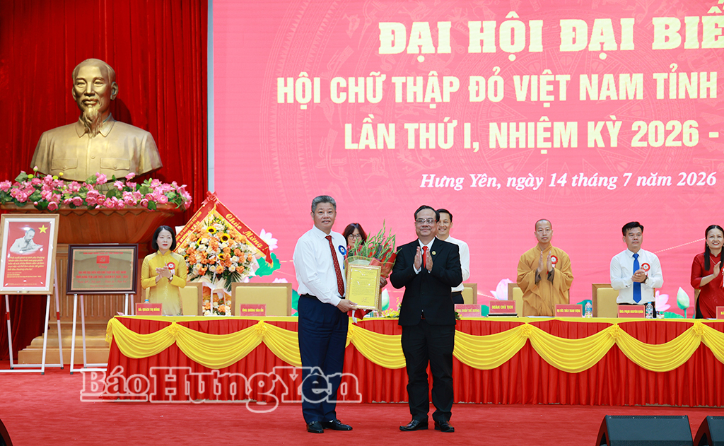 Đồng chí Vũ Thanh Lưu, Phó Chủ tịch Trung ương Hội Chữ thập đỏ Việt Nam tặng hoa chúc mừng đồng chí Nguyễn Mạnh Quyền, Phó Bí thư Tỉnh ủy, Chủ tịch UBND tỉnh được Đại hội suy tôn giữ chức Chủ tịch danh dự Hội Chữ thập đỏ tỉnh Hưng Yên khóa I, nhiệm kỳ 2026 - 2031.