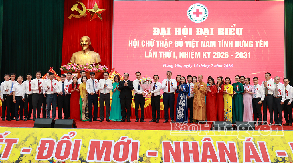 Các đồng chí lãnh đạo Trung ương Hội Chữ thập đỏ Việt Nam và lãnh đạo tỉnh Hưng Yên tặng hoa chúc mừng Ban Chấp hành Hội Chữ thập đỏ tỉnh khóa I, nhiệm kỳ 2026 - 2031.