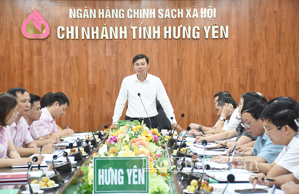 Đồng chí Nguyễn Lê Huy, Ủy viên Ban Thường vụ Tỉnh ủy, Phó Chủ tịch Thường trực UBND tỉnh, Trưởng ban đại diện HĐQT Ngân hàng Chính sách Xã hội tỉnh chủ trì hội nghị.