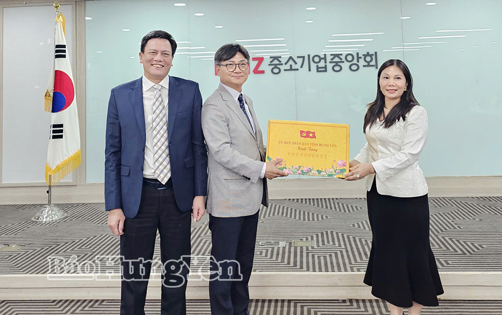 Đồng chí Trần Thị Tuyết Hương, Phó Chủ tịch HĐND tỉnh tặng quà lưu niệm cho lãnh đạo Liên đoàn Doanh nghiệp vừa và nhỏ Hàn Quốc (KBIZ). 