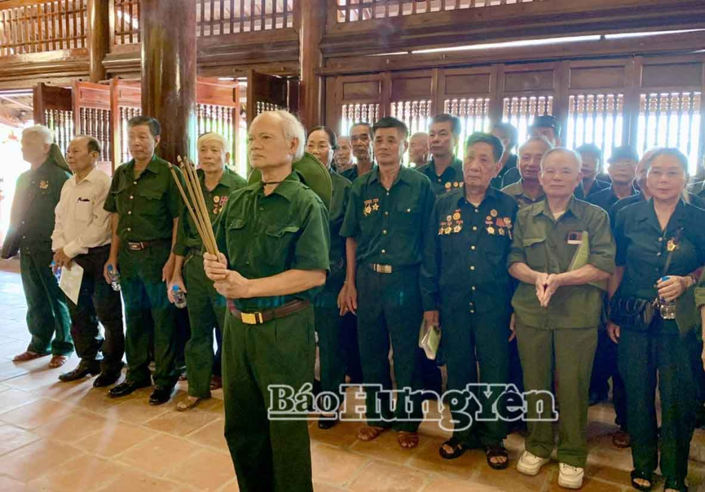 Đoàn đại biểu Hội Cựu Thanh niên xung phong tỉnh bá hương tưởng niệm nhà bác học, Danh nhân văn hóa Lê Quý Đôn tại Khu lưu niệm ông.