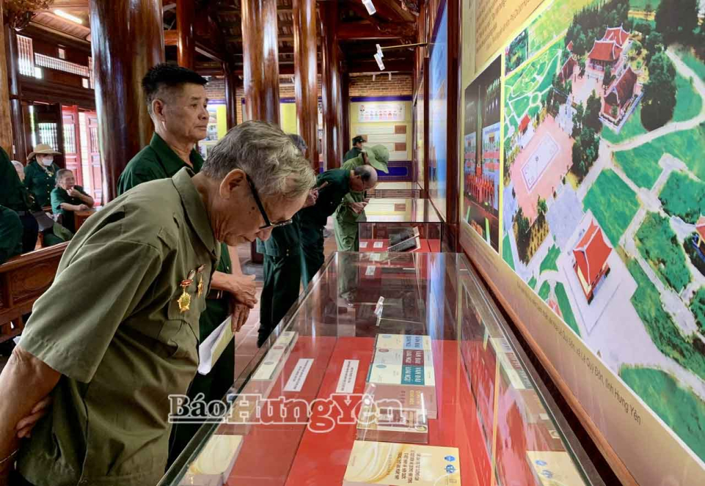 Đoàn đại biểu tham quan không gian trưng bày, tìm hiểu về đời sống và những đóng góp to lớn của nhà bác học Lê Quý Đôn qua hệ thống tư liệu, hình ảnh.