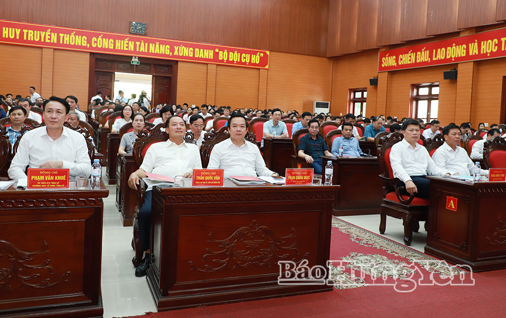 Các đồng chí: Phạm Quang Ngọc, Ủy viên Ban Chấp hành Trung ương Đảng, Bí thư Tỉnh ủy; Trần Quốc Toản, Phó Bí thư Thường trực Tỉnh ủy, Chủ tịch Ủy ban MTTQ Việt Nam tỉnh; Trần Quốc Văn, Phó Bí thư Tỉnh ủy, Chủ tịch HĐND tỉnh và các đại biểu dự hội nghị.