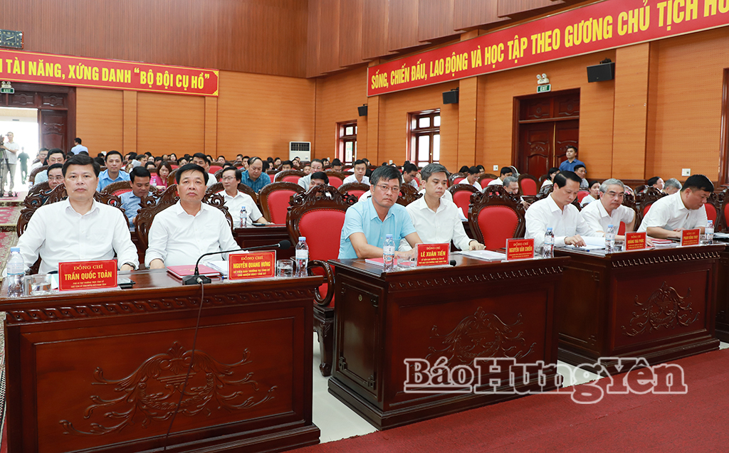 Đồng chí Trần Quốc Toản, Phó Bí thư Thường trực Tỉnh ủy, Chủ tịch Ủy ban MTTQ Việt Nam tỉnh và các đại biểu dự hội nghị.