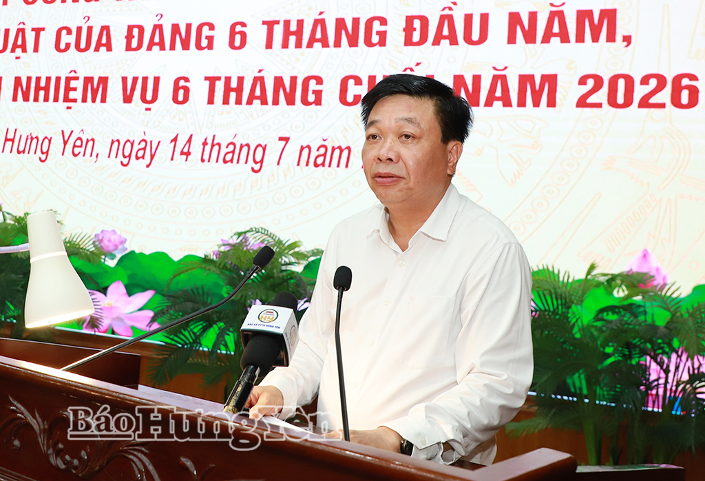 Đồng chí Nguyễn Quang Hưng, Ủy viên Ban Thường vụ Tỉnh ủy, Chủ nhiệm UBKT Tỉnh ủy điều hành nội dung tham luận tại hội nghị.
