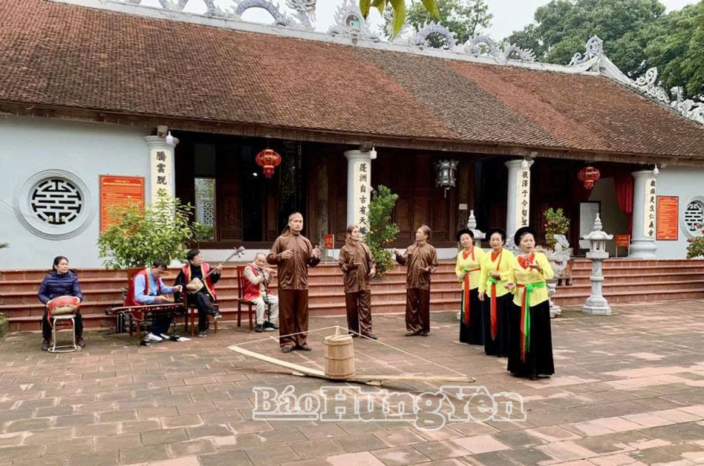 Các nghệ sĩ dân gian trình diễn hát trống quân Dạ Trạch tại thần Dạ Trạch (xã Triệu Việt Vương).