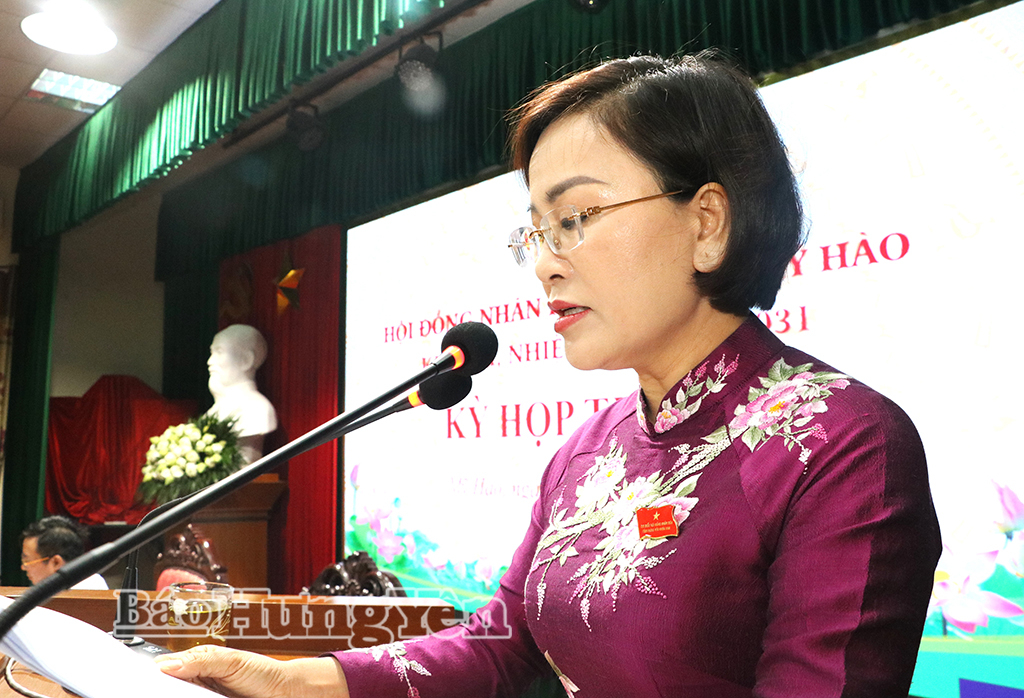 Đồng chí Trần Thị Thanh Thủy, Ủy viên Ban Thường vụ Tỉnh ủy, Bí thư Đảng ủy, Chủ tịch HĐND phường Mỹ Hào phát biểu tại kỳ họp.