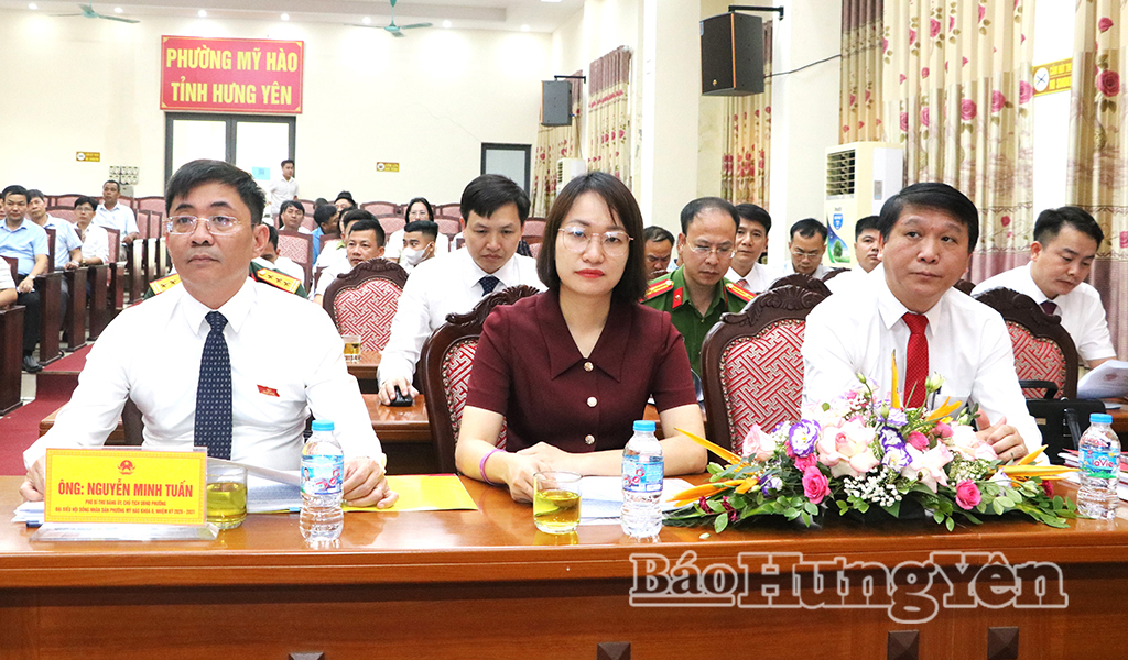 Các đại biểu dự kỳ họp. 