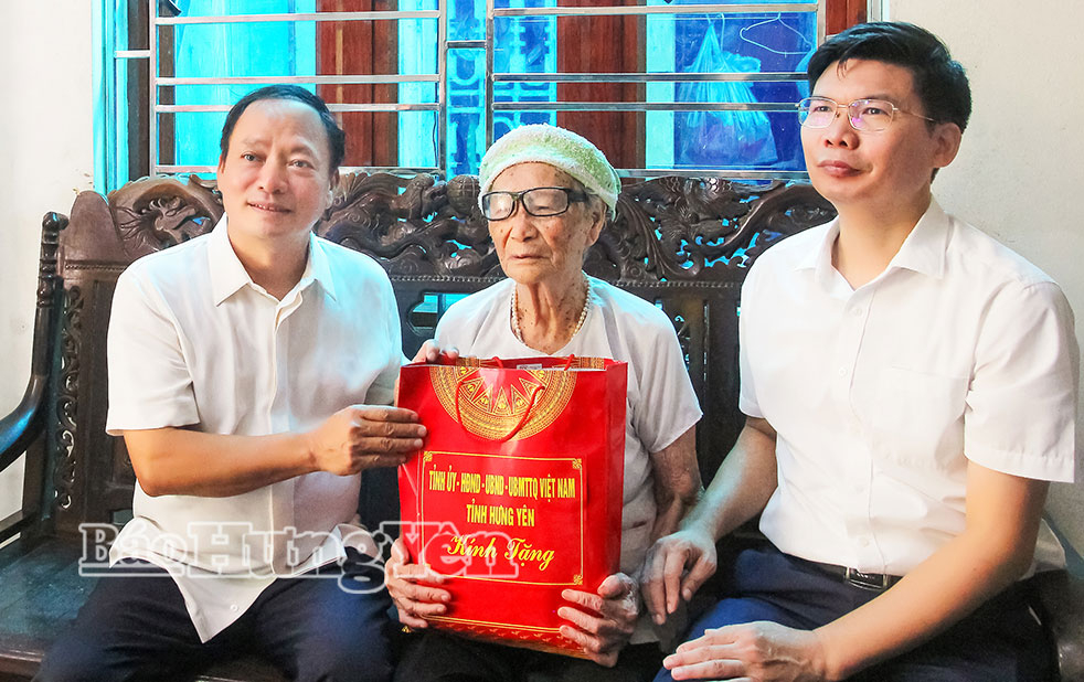 Đồng chí Trần Quốc Văn, Phó Bí thư Tỉnh ủy, Chủ tịch HĐND tỉnh trao quà tặng bà Vũ Thị Thâm, vợ liệt sĩ Đoàn Văn Ngận, (thôn Triều Dương, xã Tiên Lữ).