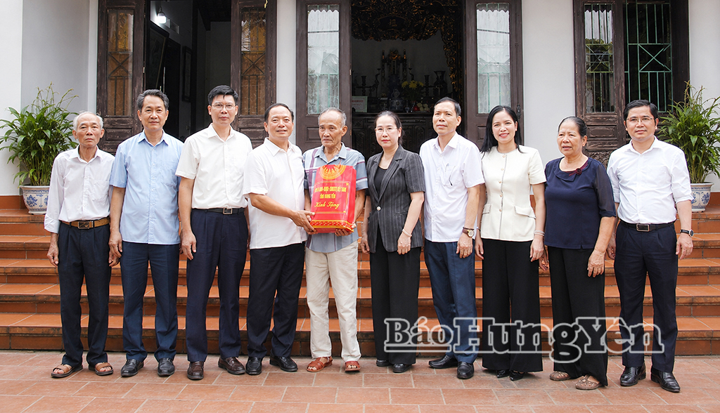 Đồng chí Trần Quốc Văn, Phó Bí thư Tỉnh ủy, Chủ tịch HĐND tỉnh trao quà tặng thương binh Trần Xuân Hải (thôn Tân Khai, xã Tiên Lữ).
