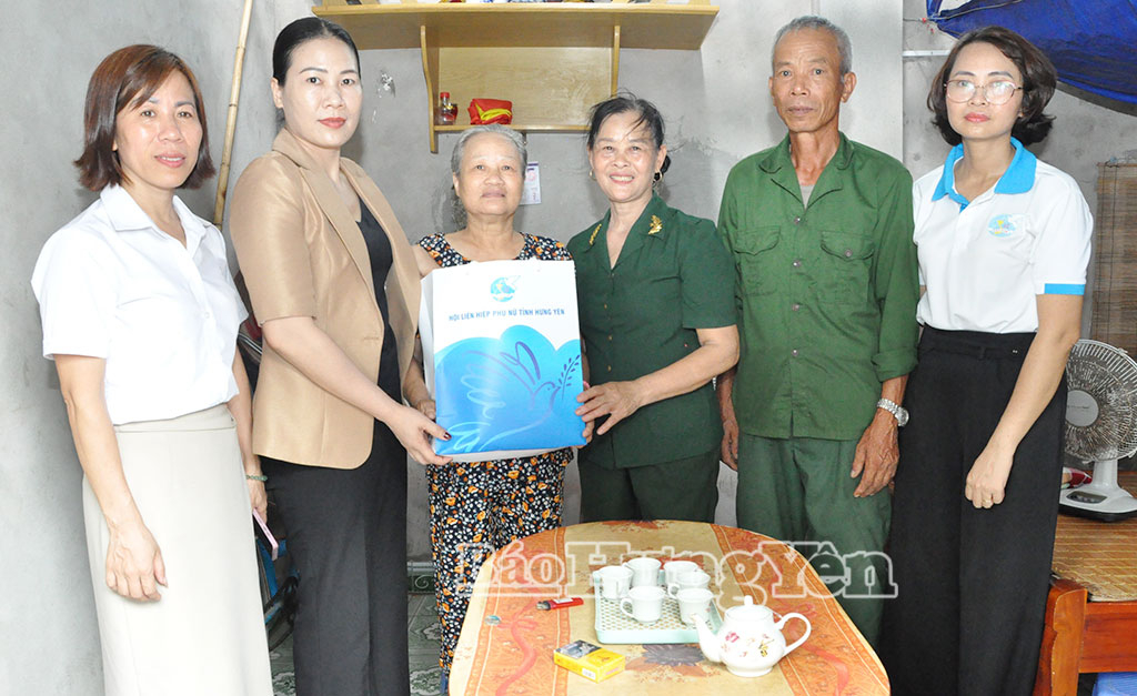 Lãnh đạo Hội Liên hiệp Phụ nữ tỉnh tặng quà nữ cựu thanh niên xung phong Nguyễn Thị Sáu (xã Hồng Quang).