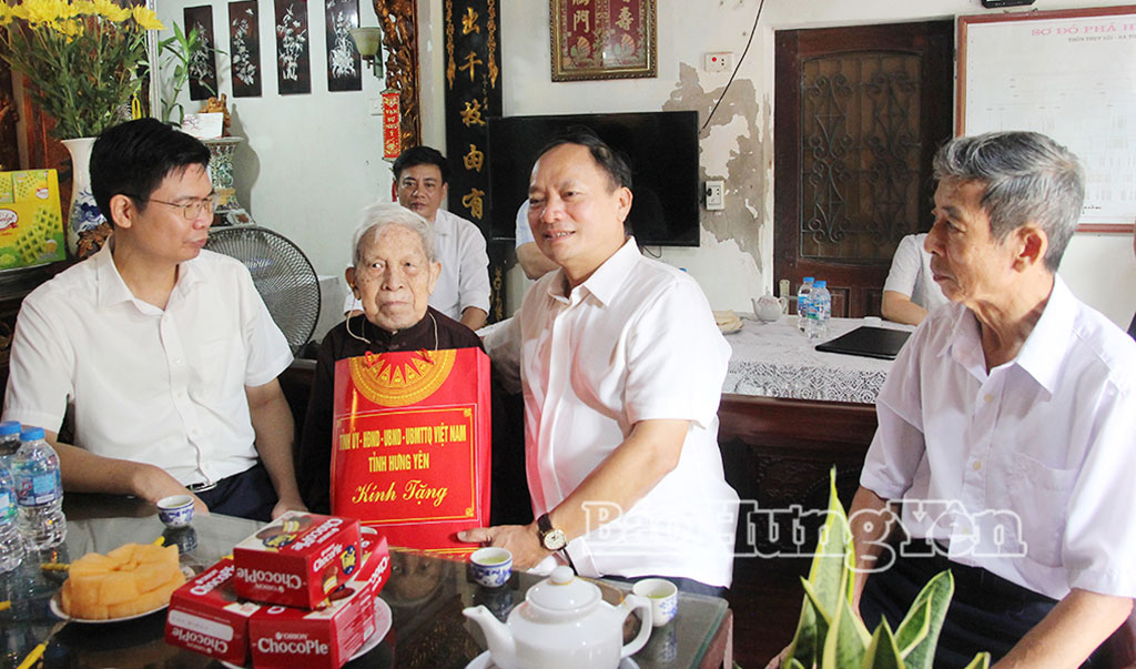 Đồng chí Trần Quốc Văn, Phó Bí thư Tỉnh ủy, Chủ tịch HĐND tỉnh trao quà tặng ông Nguyễn Xuân Hương, bố liệt sĩ Nguyễn Khải Minh (thôn Thụy Lôi, xã Tiên Lữ).