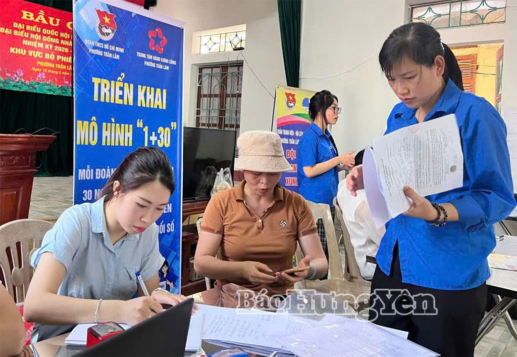 Đoàn viên, thanh niên phường Trần Lãm tích cực hỗ trợ người dân thực hiện các thủ tục hành chính.