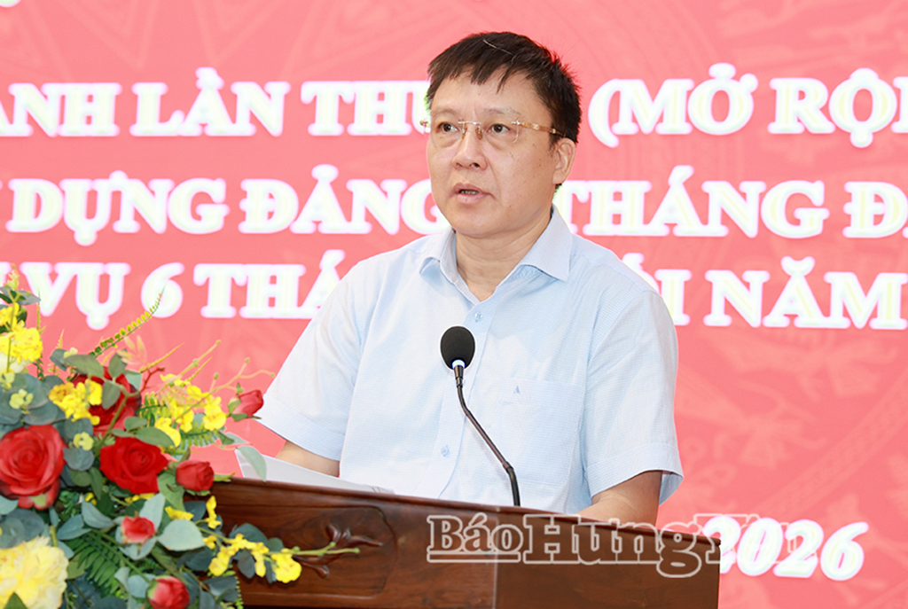 Đồng chí Trần Tùng Chuẩn, Phó Bí thư chuyên trách Đảng ủy các cơ quan Đảng tỉnh báo cáo nội dung tại hội nghị.