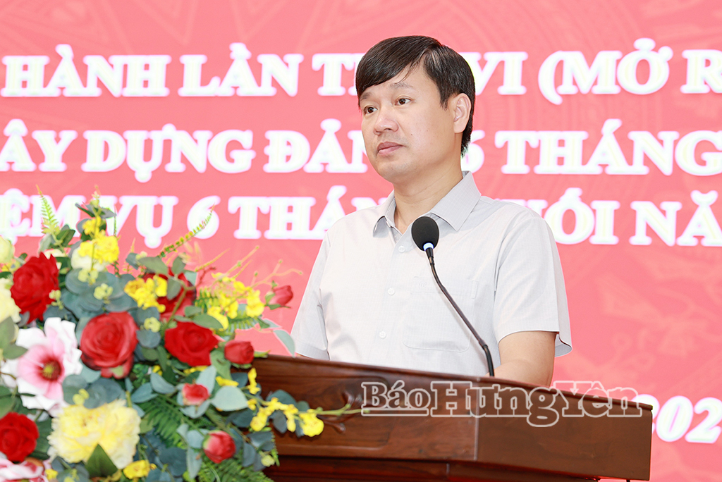 Đồng chí Nguyễn Tuấn Phong, Chánh Văn phòng Tỉnh ủy, Chánh Văn phòng Đảng ủy các cơ quan Đảng tỉnh báo cáo nội dung trọng tâm của Dự thảo Quy chế làm việc của Ban Chấp hành Đảng bộ các cơ quan Đảng tỉnh khóa I, nhiệm kỳ 2025 - 2030.