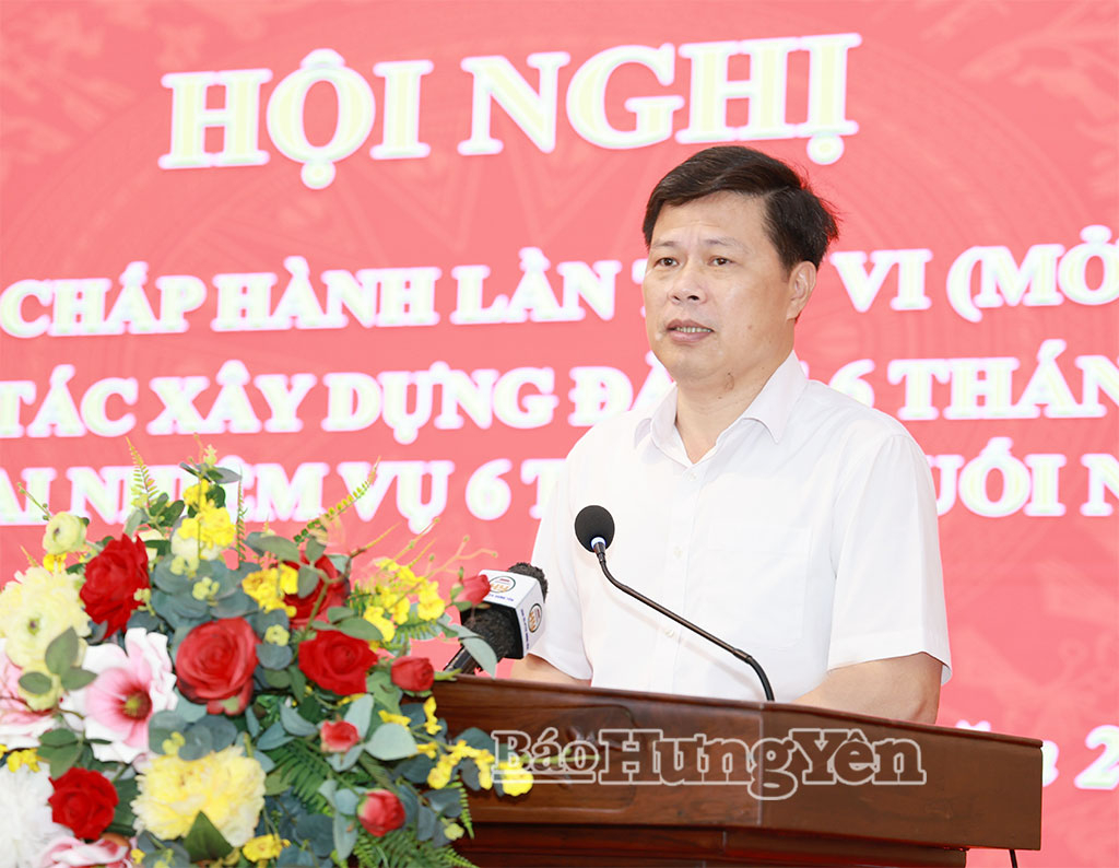 Đồng chí Trần Quốc Toản, Phó Bí thư Thường trực Tỉnh ủy, Chủ tịch Ủy ban MTTQ Việt Nam tỉnh, Bí thư Đảng ủy các cơ quan Đảng tỉnh phát biểu tại hội nghị.